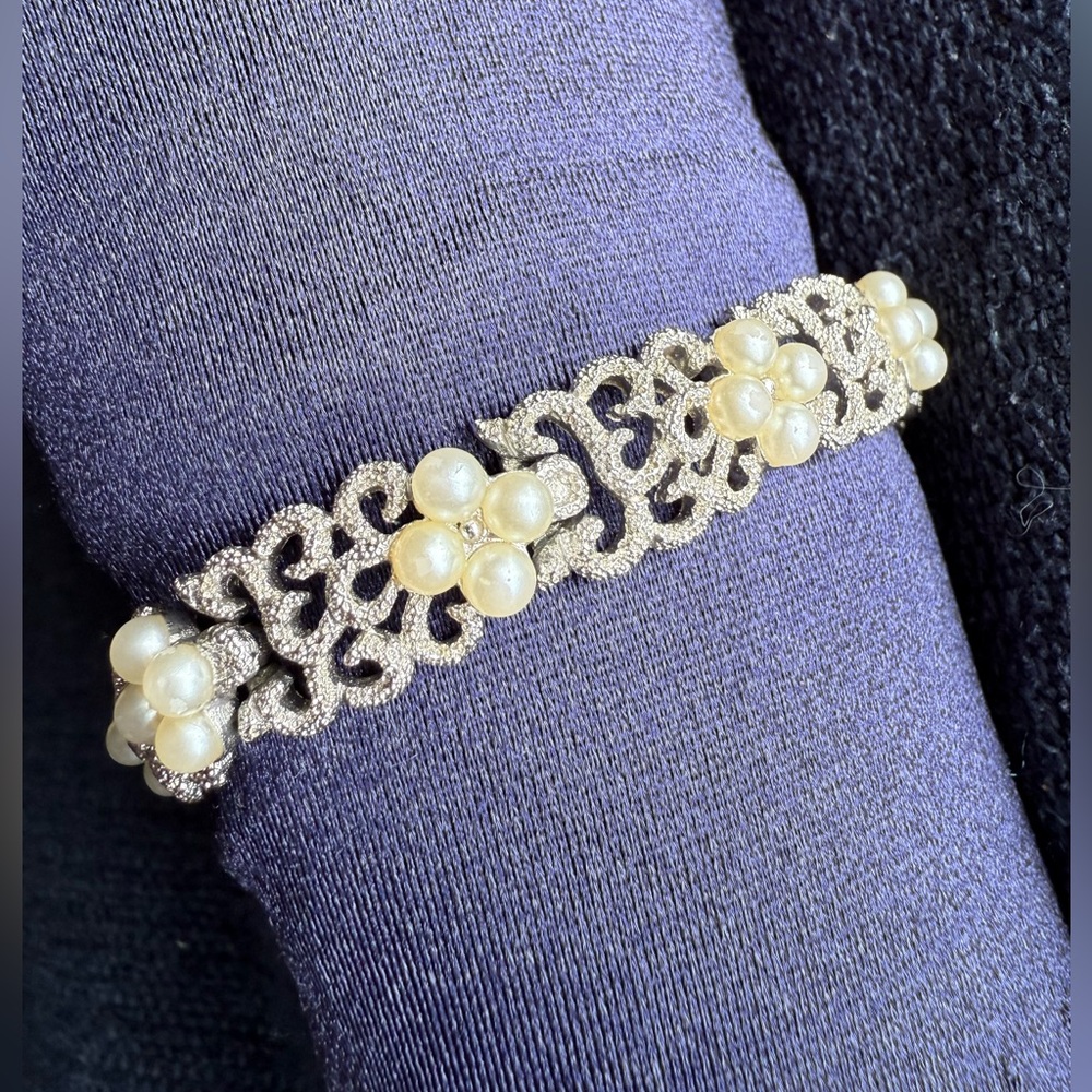 Vintage  TRIFARI Bracelet Brushed Silver Textured Faux Pearl 7.5”